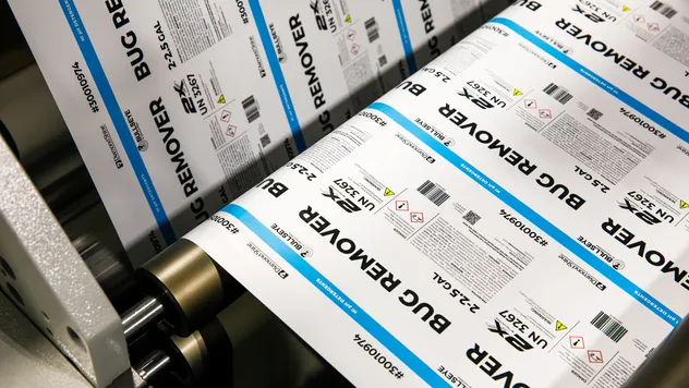 Die cutting machine precisely cutting labels to custom shapes and sizes