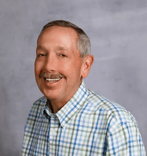 a head shot of Tom Gundling